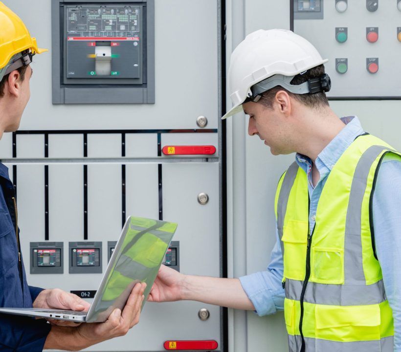 Un equipo de ingenieros examinó el cuadro eléctrico mientras comprobaba el rango de tensión operativa.